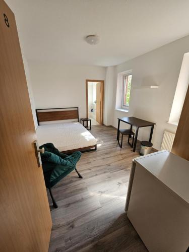 罗斯托克Privat Zimmer mit eigenem Bad的一间设有两张床、一张桌子和一扇门的房间
