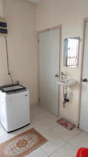 帕拉马里博Apartment Julia的一间带水槽和冰箱的小浴室
