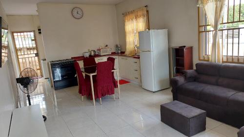 帕拉马里博Apartment Julia的厨房配有冰箱、桌子和沙发