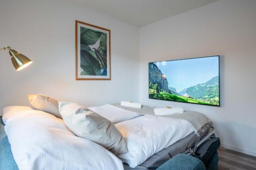 奥斯特蒙迪根Moderne Wohnung mit Parkplatz - Top Floor的客房设有白色沙发,墙上配有电视。