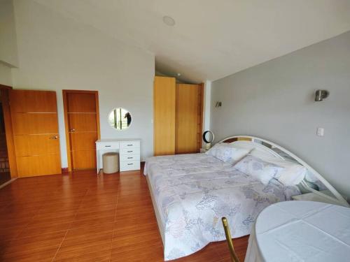 洛哈Hostería Quinta Esperanza - Alquiler del Alojamiento Entero的一间卧室配有一张床,铺有木地板