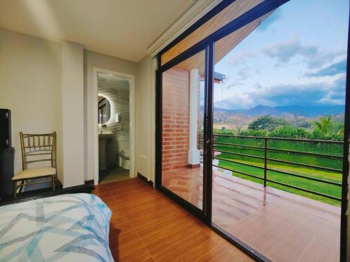 洛哈Hostería Quinta Esperanza - Alquiler del Alojamiento Entero的卧室设有滑动玻璃门,可通往阳台