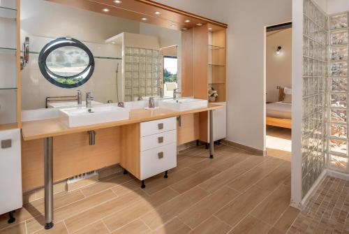 哥西尔Villa Galba的浴室设有2个水槽和镜子