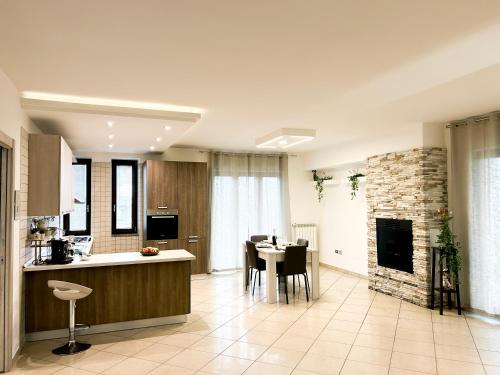 安格里Kiro Apartment Experience Pompei的厨房以及带桌子和壁炉的客厅。