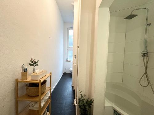 威斯巴登IDEE Living: Traumhaftes Altbau Apartment - Balkon的带淋浴和浴缸的浴室