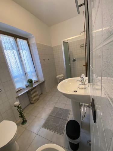 卡塞勒托瑞尼斯DOMUS Hotel的一间带水槽、淋浴和卫生间的浴室