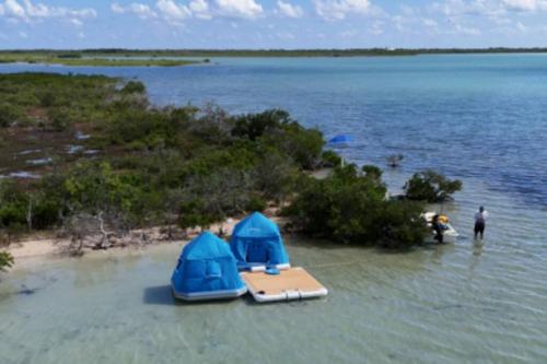 基韦斯特Bonnethead Key Floating Campground and Private Island的两顶帐篷,位于水岸