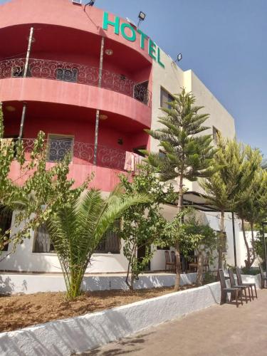 杰拉什Jerash Ruins Hotel的前面有2张长椅的酒店