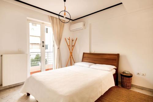 雅典Boutique52豪华公寓的卧室配有白色的床和窗户。