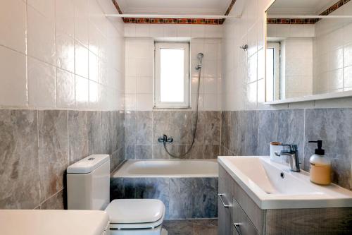 雅典Boutique52豪华公寓的浴室配有卫生间、浴缸和水槽。