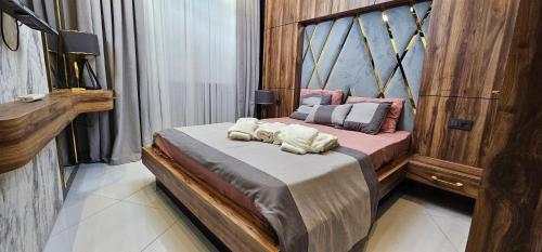 阿拉尼亚Serenity SPA ALL-IN apartment Luxury resort private beach的一间卧室配有一张床,上面有两条毛巾