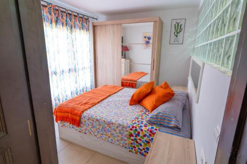 阿罗纳El Mocan de Thiago Palm Mar的一间小卧室,配有床和窗户