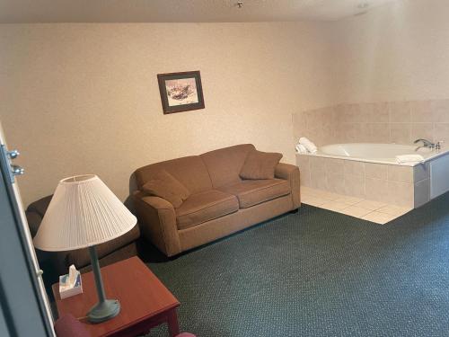 圣克劳斯Santa's Lodge的带沙发和浴缸的客厅