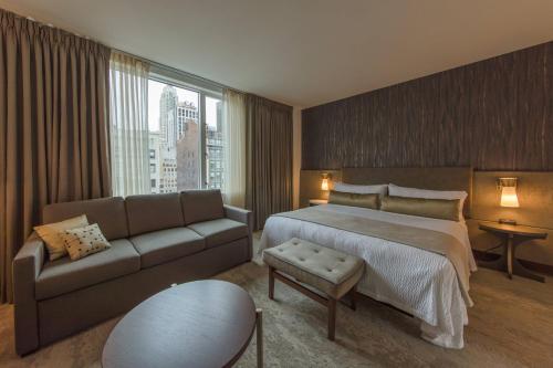 纽约Marriott Vacation Club®, New York City 的酒店客房,配有床和沙发
