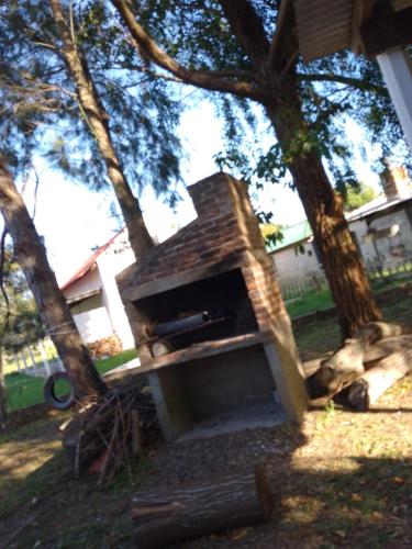 阿加斯杜尔斯Alvaro的树中间的砖狗屋