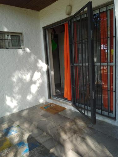 阿加斯杜尔斯Alvaro的橙色窗帘房子的敞开门