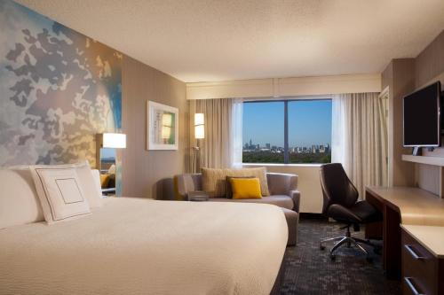 奥斯汀奥斯丁大学区万怡酒店的配有一张床和一张书桌的酒店客房