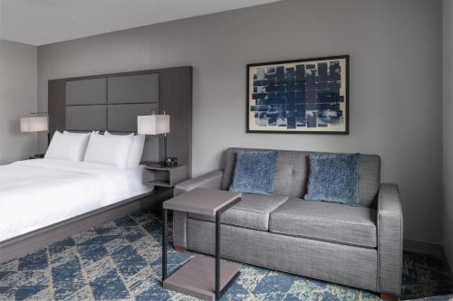 弗雷明翰Fairfield by Marriott Inn & Suites Framingham的酒店客房,配有床和沙发