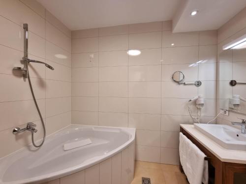 亚霍里纳Apartman Queen Vučko的白色的浴室设有浴缸和水槽。
