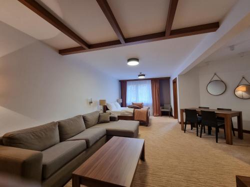 亚霍里纳Apartman Queen Vučko的客厅配有沙发和桌子