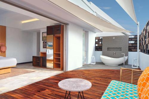 塞米亚克Aloft Bali Seminyak的带浴缸的大客房和一间卧室