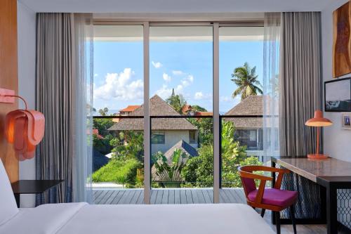 塞米亚克Aloft Bali Seminyak的酒店客房设有一张床和一个大窗户