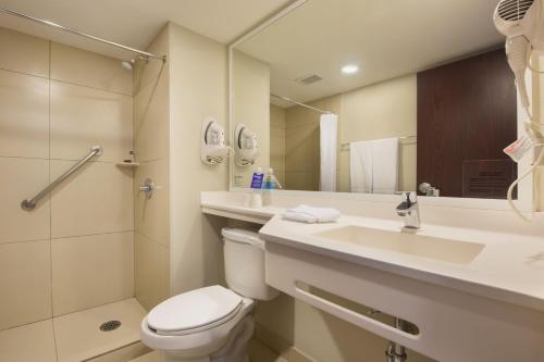 圣何塞City Express by Marriott San José Costa Rica的浴室配有卫生间、盥洗盆和淋浴。