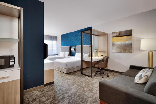 斯科茨SpringHill Suites by Marriott Phoenix Scottsdale的配有一张床和一张书桌的酒店客房