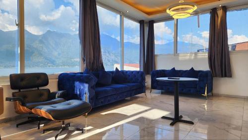 圣佩德罗拉拉古纳luxury atitlan suites的客厅设有蓝色家具和大窗户