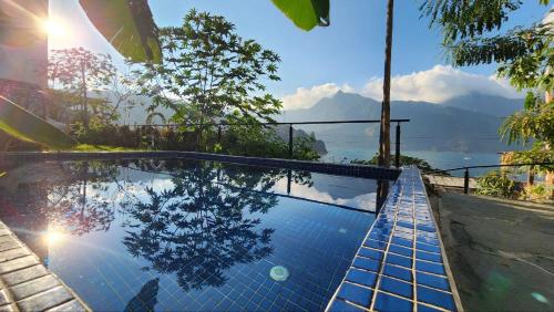 圣佩德罗拉拉古纳luxury atitlan suites的享有水景的游泳池