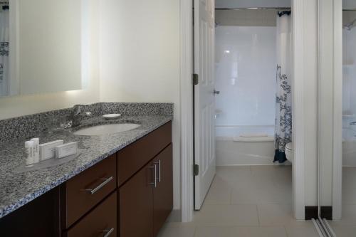 米斯蒂克神秘格罗顿公寓式酒店的一间带水槽和淋浴的浴室
