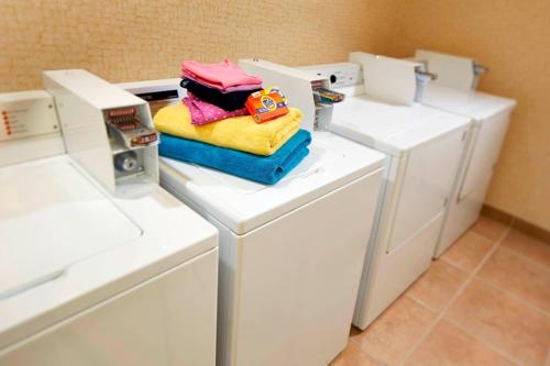 瓦列霍纳帕谷瓦列霍庭院酒店的洗衣房配有白色洗衣机和毛巾
