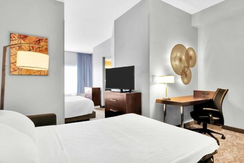 塔里敦万豪塔里镇西切斯特乡间春季山丘套房酒店的配有一张床和一张书桌的酒店客房