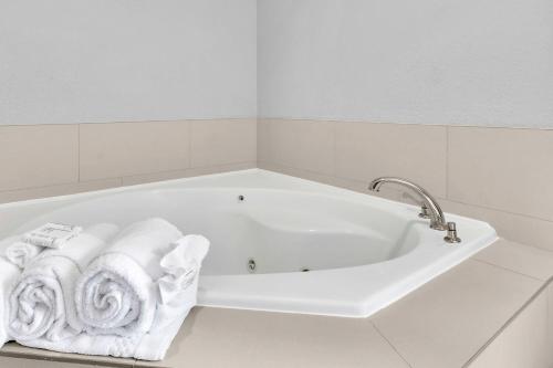 塔里敦万豪塔里镇西切斯特乡间春季山丘套房酒店的浴室内带毛巾的白色浴缸