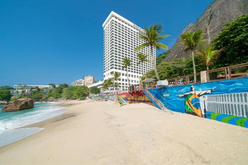 里约热内卢里约热内卢喜来登度假大酒店 的沙滩上,有建筑和海洋