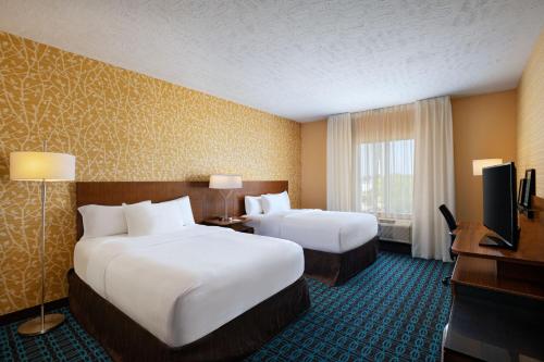 林垦林肯机场万豪费尔菲尔德套房酒店的酒店客房设有两张床和一台平面电视。