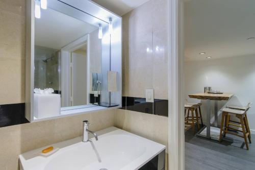 迈阿密海滩Marriott Vacation Club®, South Beach   的一间带水槽和镜子的浴室
