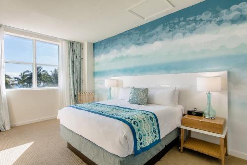 迈阿密海滩Marriott Vacation Club®, South Beach   的卧室配有一张大床,墙上挂有绘画作品