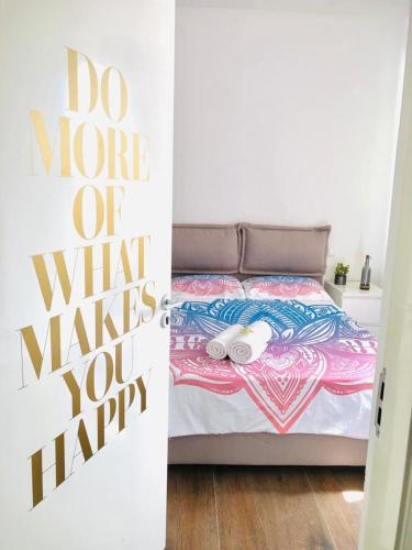 萨尔雷Happy Place, Boa Vista, Salrei的一间卧室配有一张床,还有更多让你开心的标志