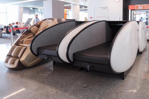 华沙Sleeping Pods GoSleep - Inside of Warsaw Chopin Airport, non schengen restricted zone after passport control, near Gate 2N的机场一排空座位