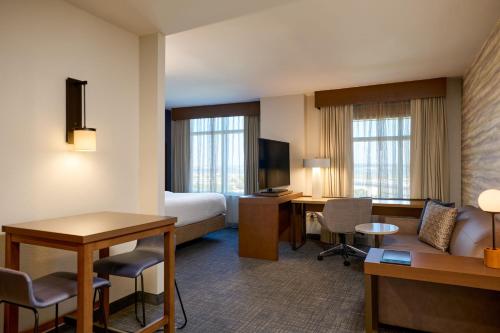阿林顿阿灵顿首都景酒店的配有一张床和一张书桌的酒店客房
