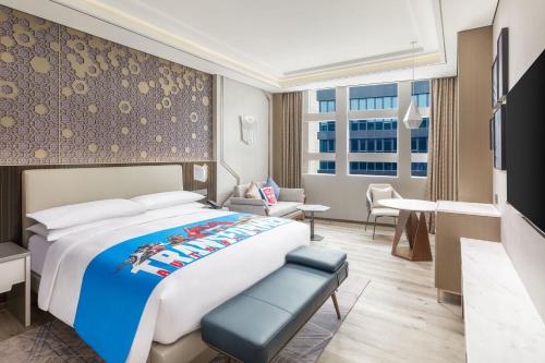 南汇上海中优城市万豪酒店的一间酒店客房,配有一张床和一台电视