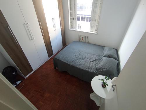 里约热内卢Leme的一间小卧室,配有一张床和一张桌子