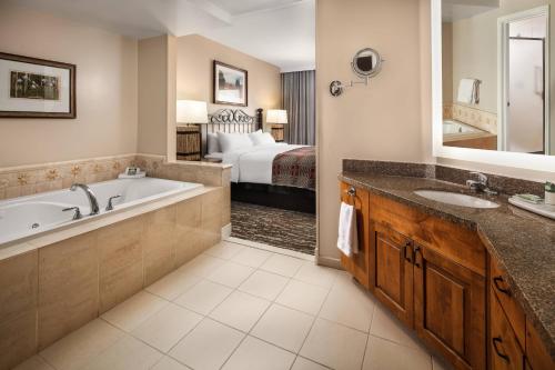 范尔韦尔万年青河滨万豪酒店的带浴缸的浴室和1间带1张床的卧室