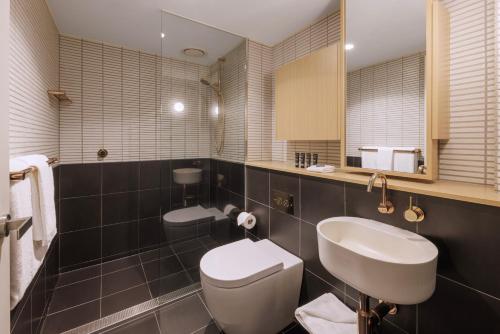 墨尔本墨尔本中心布雷迪酒店的浴室配有白色卫生间和盥洗盆。