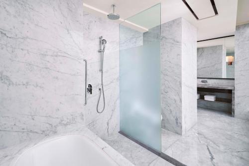 雅加达雅加达甘达利雅城喜来登大酒店的带淋浴的浴室和玻璃门