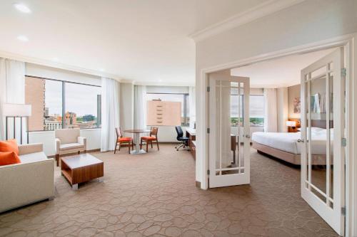 里贾纳里贾纳三角洲酒店的酒店客房设有床和客厅。