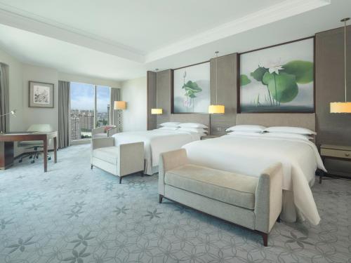 嘉定上海嘉定喜来登酒店的酒店客房配有两张床和一张书桌