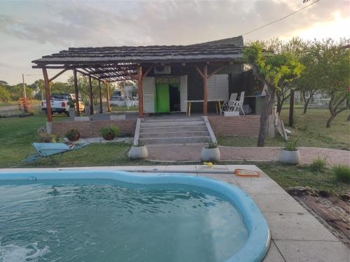 巴拉那Quinta Homa的房屋前的游泳池