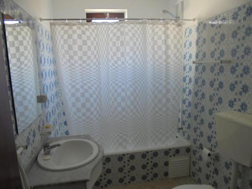 拉戈斯Casa Ameijeira的浴室配有卫生间、盥洗盆和淋浴。